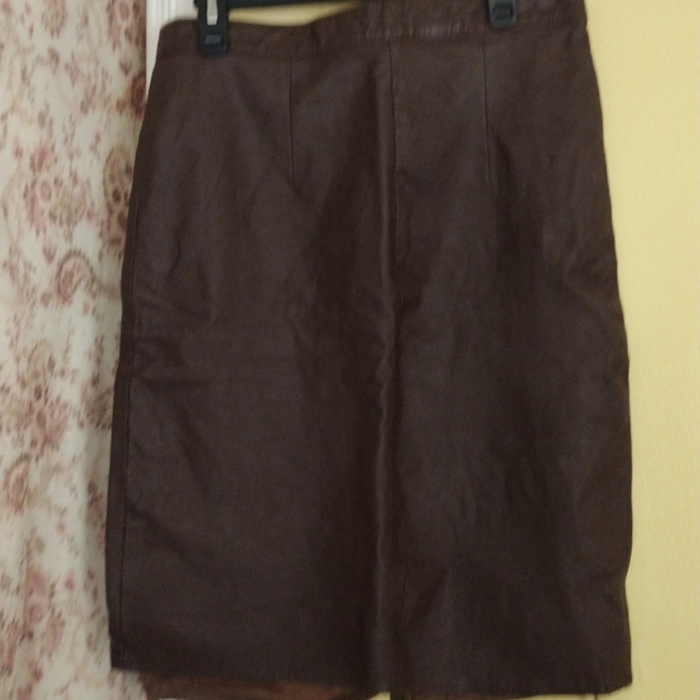 Brown leather skirt with lining and zipper in the back